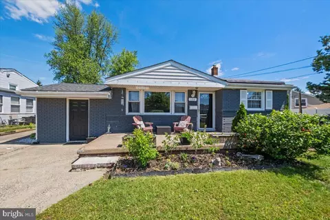 135 Sunnyside Ln, Bellmawr, NJ 08031