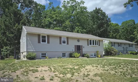 11 Centennial Ct, Sicklerville, NJ 08081