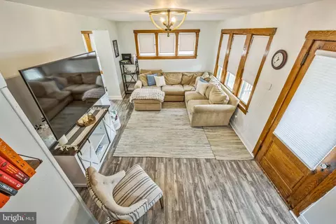 Entry Way - 122 E Pine St, Audubon, NJ 08106 photo 5 of 5