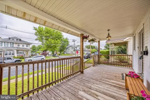 Exterior - 122 E Pine St, Audubon, NJ 08106 photo 2 of 5