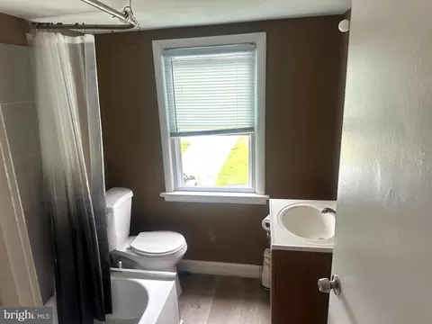 Bath - 911 Laurel Rd, Lindenwold, NJ 08021 photo 1 of 2