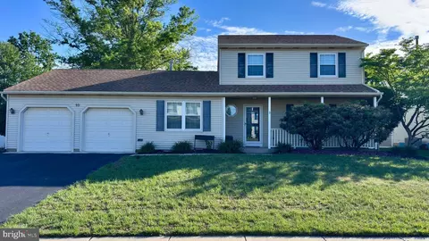 10 Berwick Ln, Sicklerville, NJ 08081