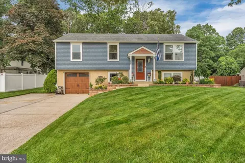 8402 Crofton Ln, Pennsauken, NJ 08109