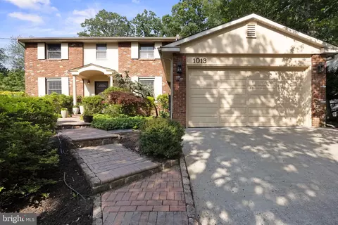 1013 Swallow Dr, Cherry Hill, NJ 08003