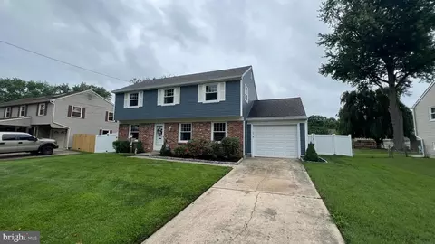 49 Longwood Dr, Stratford, NJ 08084