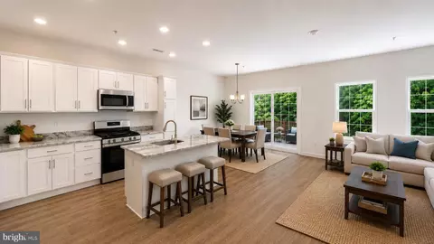 8 Wayne Ct, Blackwood, NJ 08012
