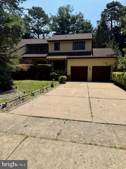 1 Bronwood Dr, Voorhees, NJ 08043