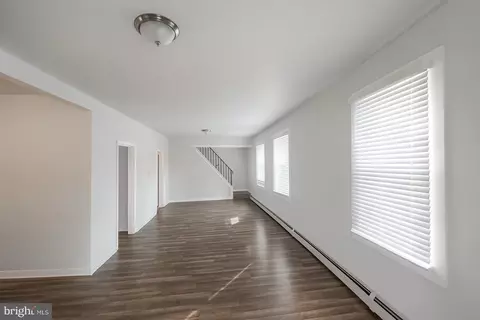 Living - 725 E Linden Ave, Lindenwold, NJ 08021 photo 4 of 5