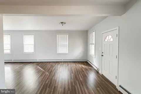 Living - 725 E Linden Ave, Lindenwold, NJ 08021 photo 3 of 5