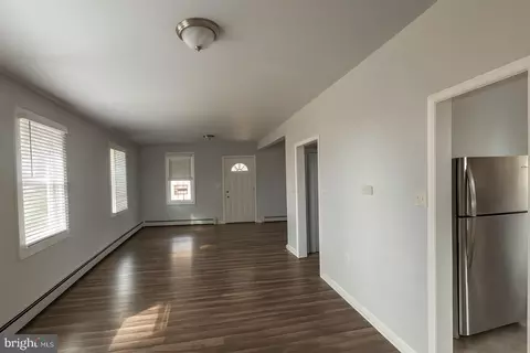Living - 725 E Linden Ave, Lindenwold, NJ 08021 photo 2 of 5