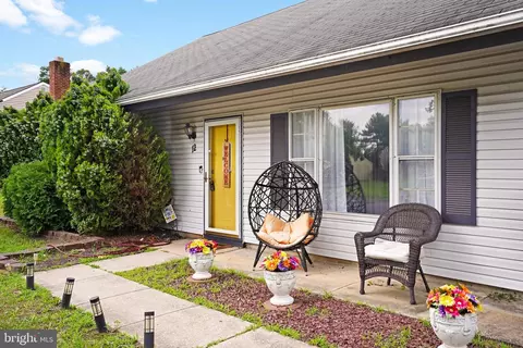 12 Eisenhower Ln, Sicklerville, NJ 08081