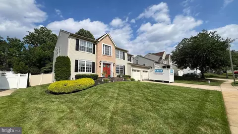 8 Autumn Ct, Blackwood, NJ 08012