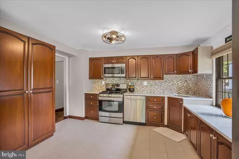 Kitchen - 32 Millbridge Rd, Clementon, NJ 08021 photo 2 of 2