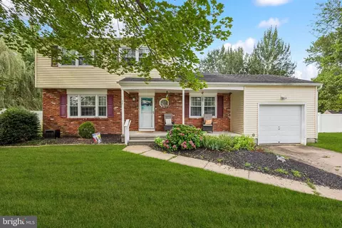 14 Lakeview Dr, Waterford Works, NJ 08089