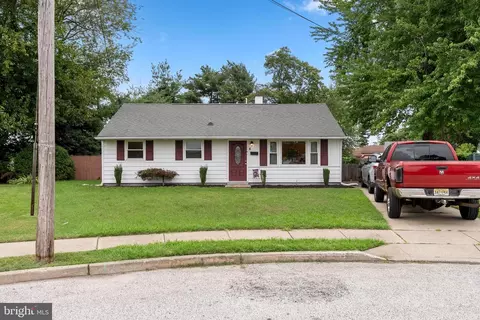 6 Pine Ter, West Berlin, NJ 08091