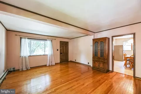 Living - 126 E Linden Ave, Lindenwold, NJ 08021 photo 3 of 4