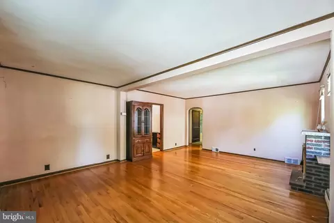 Living - 126 E Linden Ave, Lindenwold, NJ 08021 photo 2 of 4