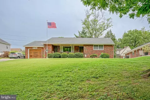 215 E Lake Dr, Audubon, NJ 08106