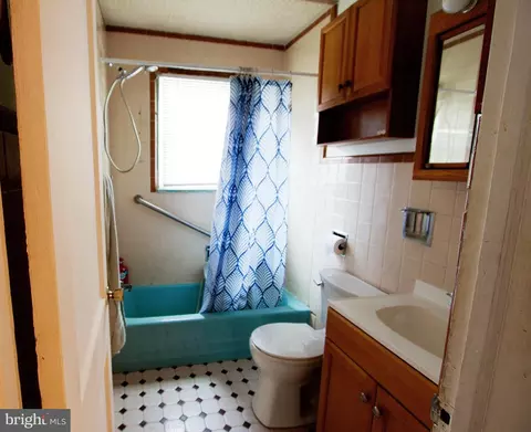 Bath - 12 E 10th Ave, Runnemede, NJ 08078 photo 1 of 1