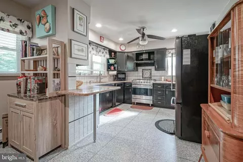Kitchen - 55 Evesham Rd, Runnemede, NJ 08078 photo 3 of 5