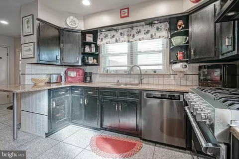 Kitchen - 55 Evesham Rd, Runnemede, NJ 08078 photo 5 of 5