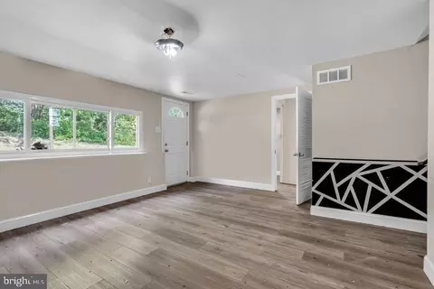 Living - 211 Chatham Dr, Lindenwold, NJ 08021 photo 4 of 6