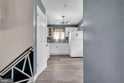 Entry Way - 211 Chatham Dr, Lindenwold, NJ 08021 photo 5 of 16