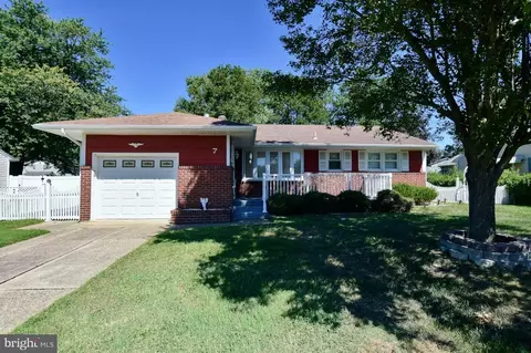 7 Malibu Dr, Magnolia, NJ 08049