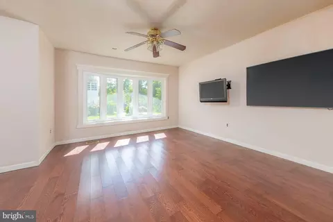 Living - 11 Wilson Ave, Clementon, NJ 08021 photo 2 of 3