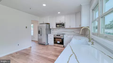 137 Arbor Meadow Dr, Sicklerville, NJ 08081