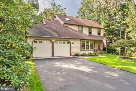 8 Sherwood Ln, Voorhees, NJ 08043