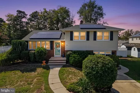 9 Maplebrook Ct, Cherry Hill, NJ 08034
