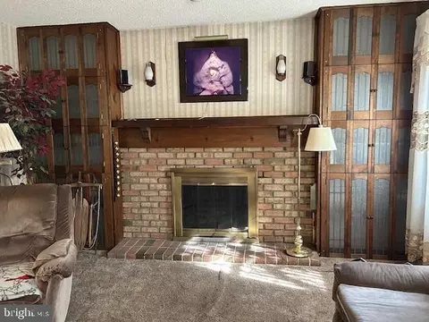 Living - 25 State Ave, Lindenwold, NJ 08021 photo 2 of 3