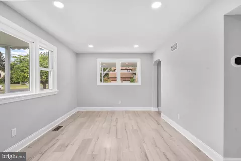 Living - 605 Evesham Rd, Voorhees, NJ 08043 photo 1 of 2