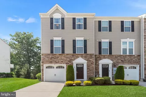 20 Village Green Ln, Sicklerville, NJ 08081