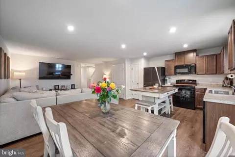 71 Southwind Dr, Blackwood, NJ 08012