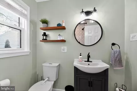 Bath - 1201 Wayne Rd, Haddonfield, NJ 08033 photo 2 of 4