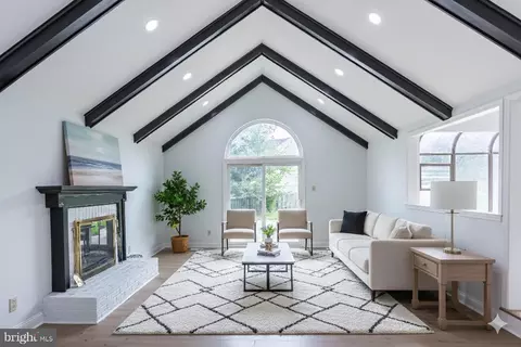 13 Stamford Dr, Voorhees, NJ 08043