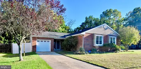 2 Elizabeth Pl, Sicklerville, NJ 08081