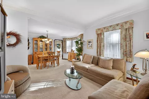 Living - 37 Pinegrove, Clementon, NJ 08021 photo 3 of 3