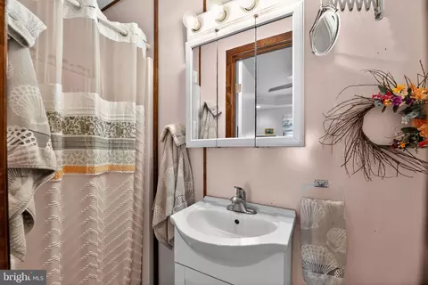 Bath - 37 Pinegrove, Clementon, NJ 08021 photo 1 of 2