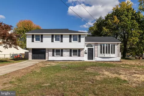 40 Longwood Dr, Stratford, NJ 08084