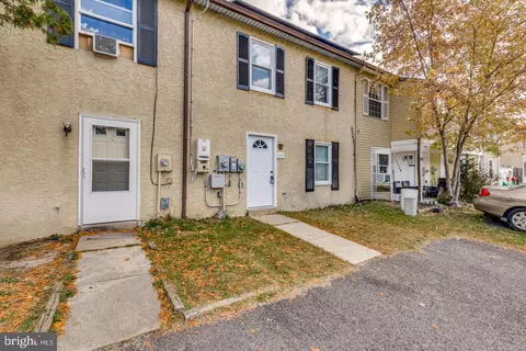 555 W Loch Lomond Dr, Sicklerville, NJ 08081