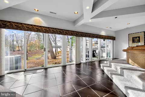 203 Sunshine Lakes Dr, Voorhees, NJ 08043