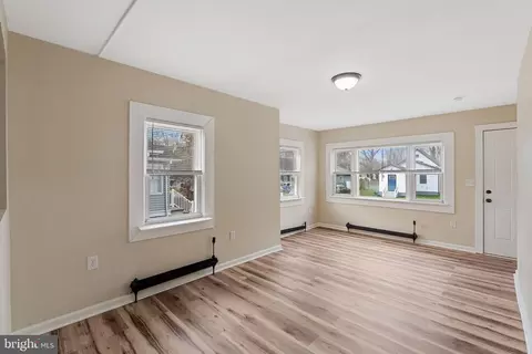 Living - 40 Wilson Rd, Clementon, NJ 08021 photo 2 of 6
