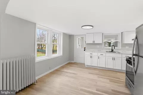 Entry Way - 409 Cedar Ave, Lindenwold, NJ 08021 photo 3 of 7