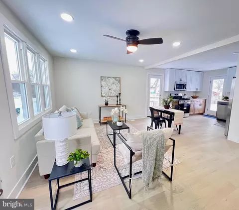 12 Cloverdale Rd, Blackwood, NJ 08012