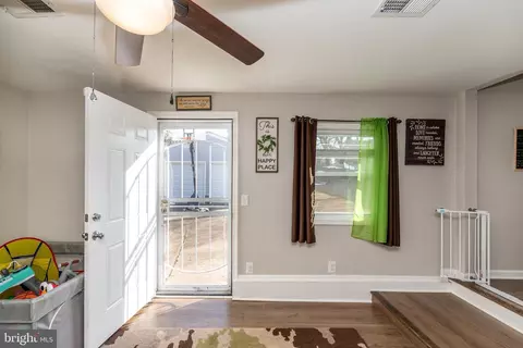 Entry Way - 421 E Maple Ave, Lindenwold, NJ 08021 photo 4 of 4
