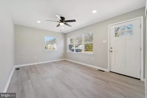 Living - 760 Ashbourne Ave, Lindenwold, NJ 08021 photo 1 of 2