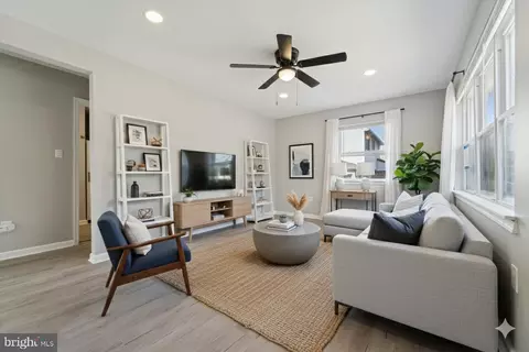 Entry Way - 760 Ashbourne Ave, Lindenwold, NJ 08021 photo 2 of 6